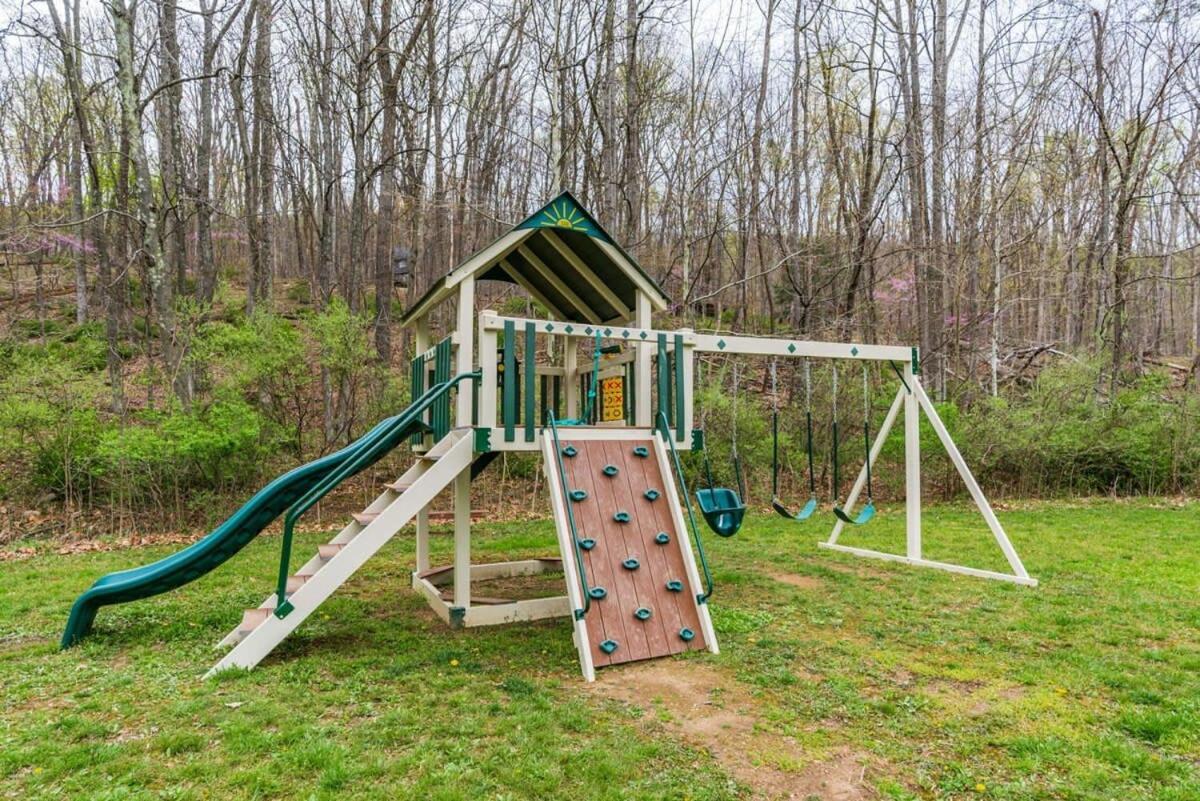Chalet W Hot Tub, Large Deck, Grill, & Fast Wifi Berkeley Springs Luaran gambar