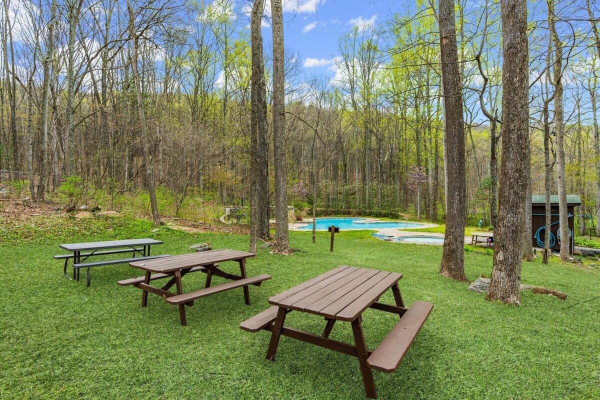 Chalet W Hot Tub, Large Deck, Grill, & Fast Wifi Berkeley Springs Luaran gambar