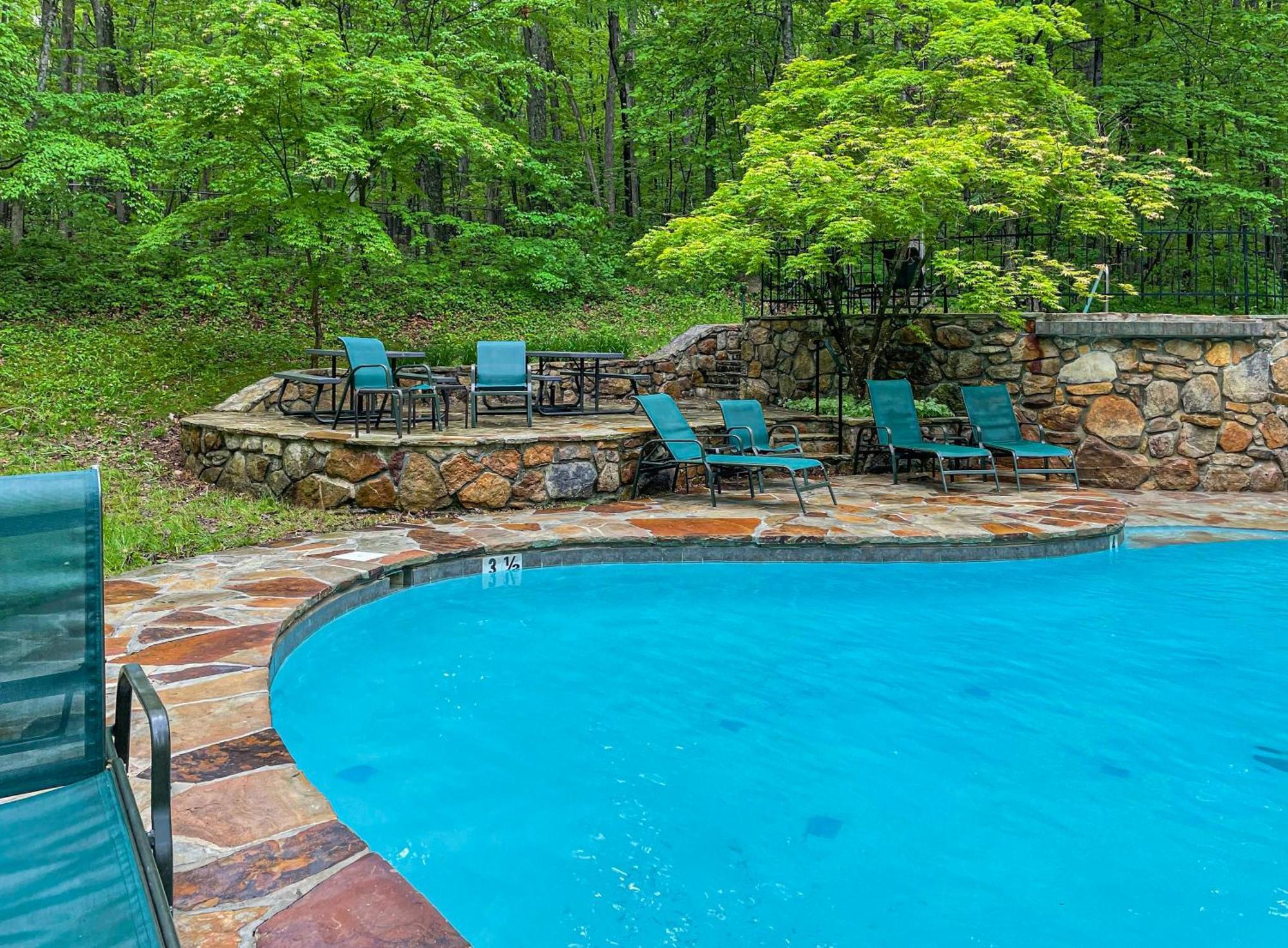Chalet W Hot Tub, Large Deck, Grill, & Fast Wifi Berkeley Springs Luaran gambar